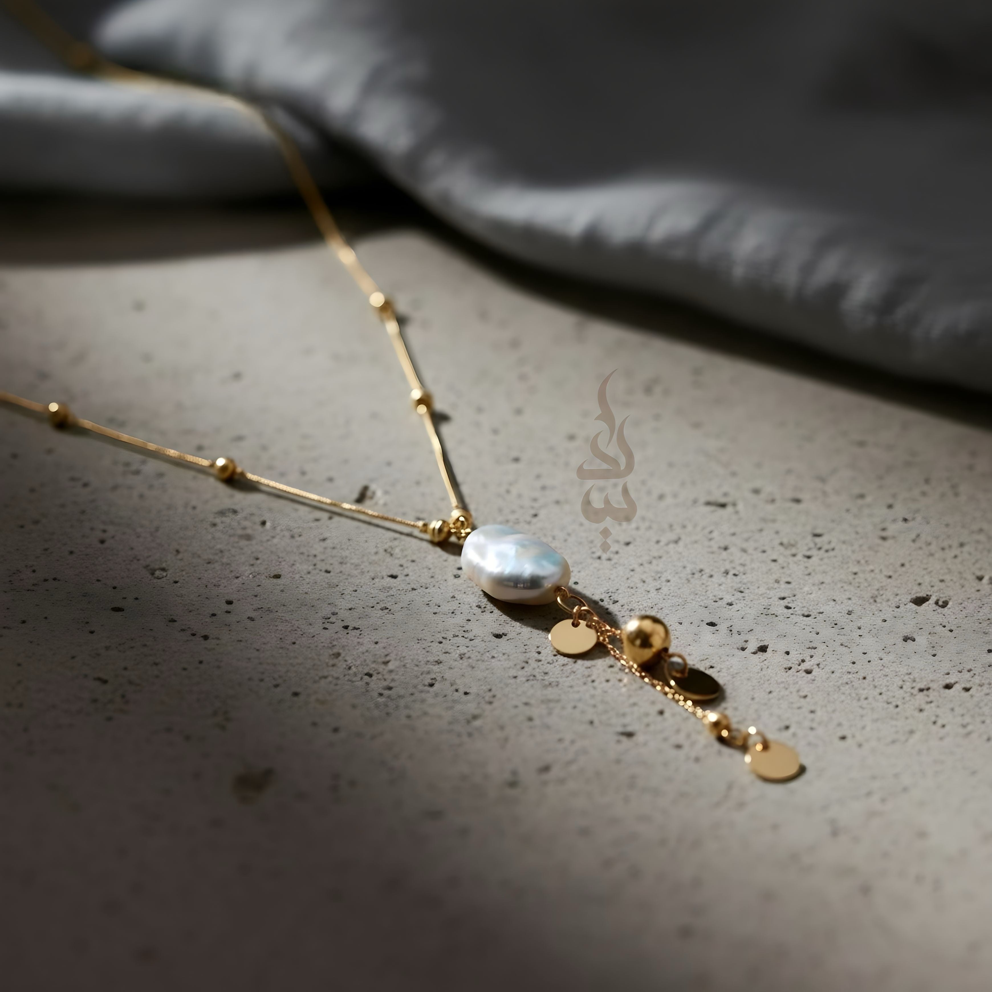 18K gold necklace with natural baroque pearl