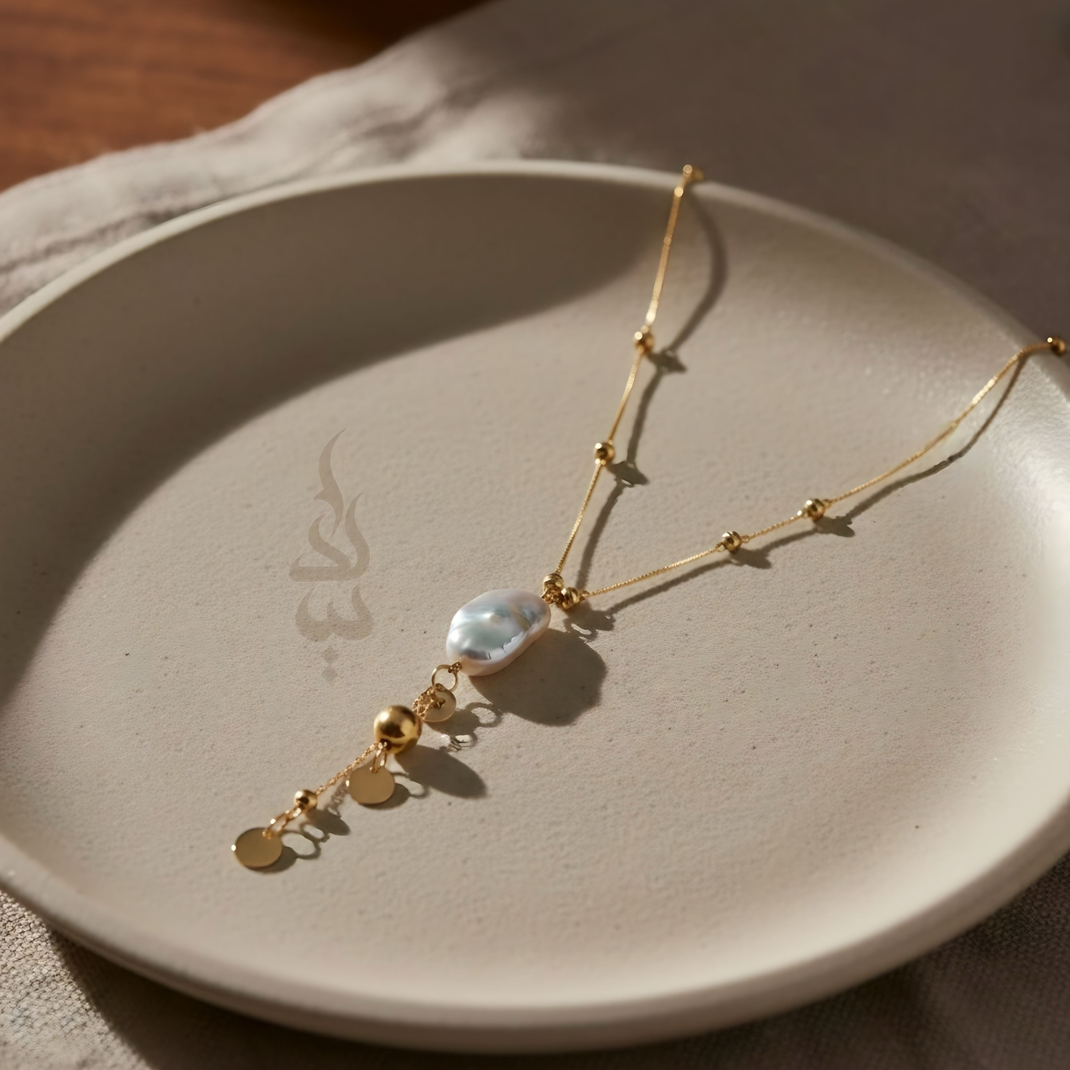 18K gold necklace with natural baroque pearl