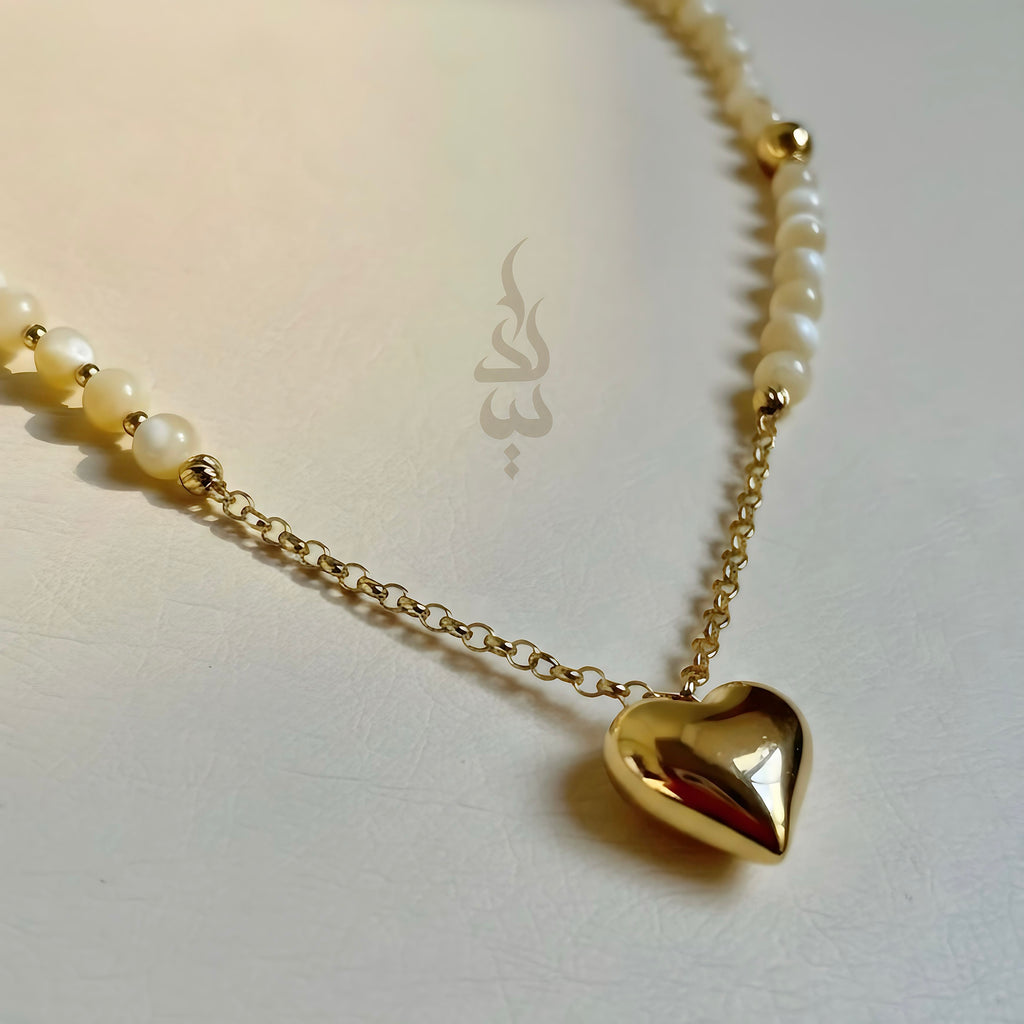 18K gold necklace with a heart pendant crafted with shell