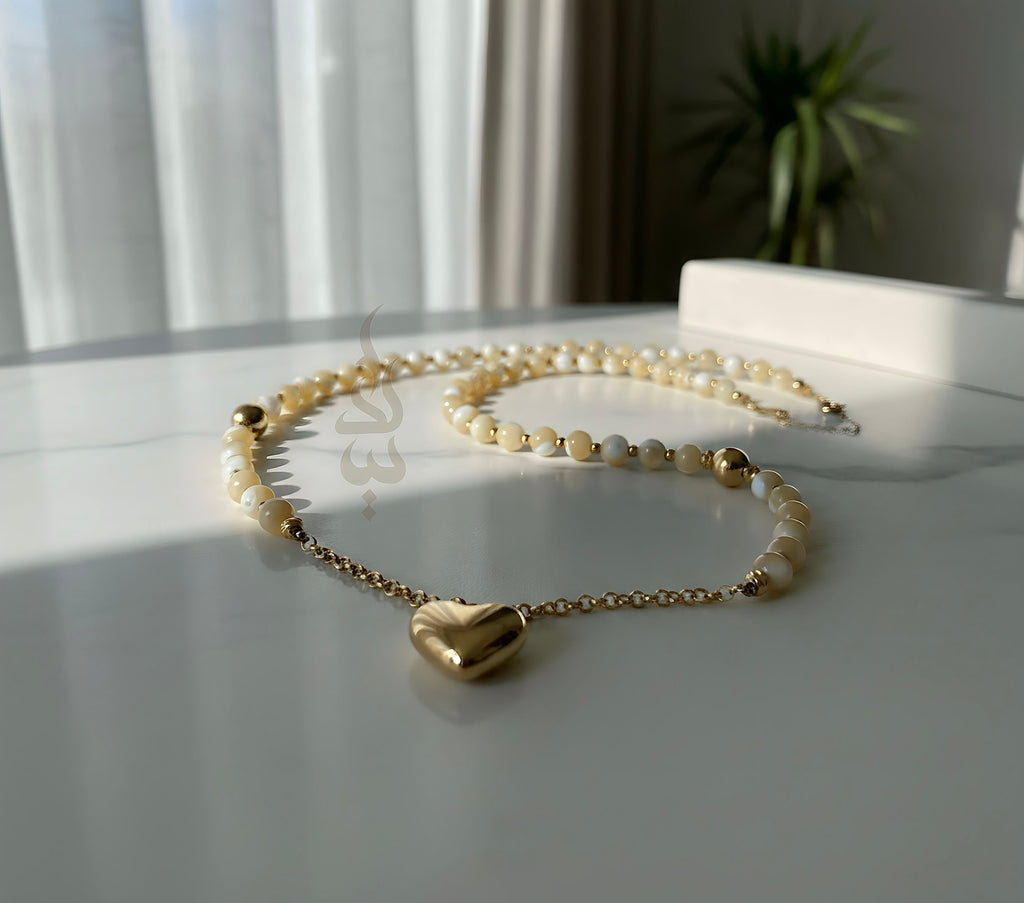 18K gold necklace with a heart pendant crafted with shell