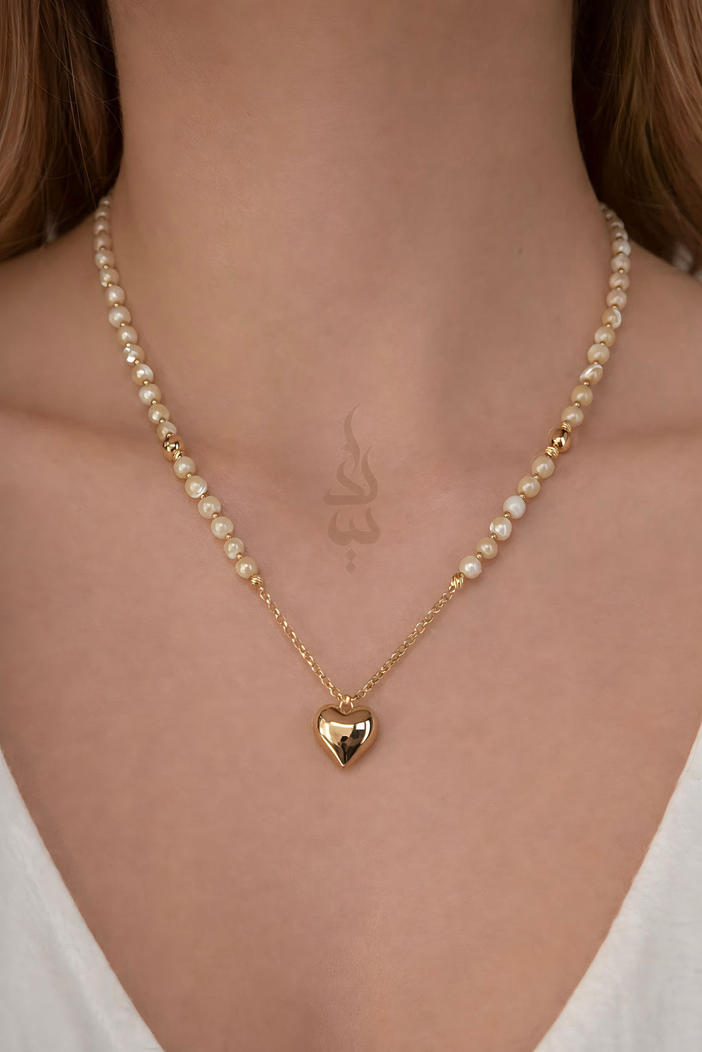 18K gold necklace with a heart pendant crafted with shell
