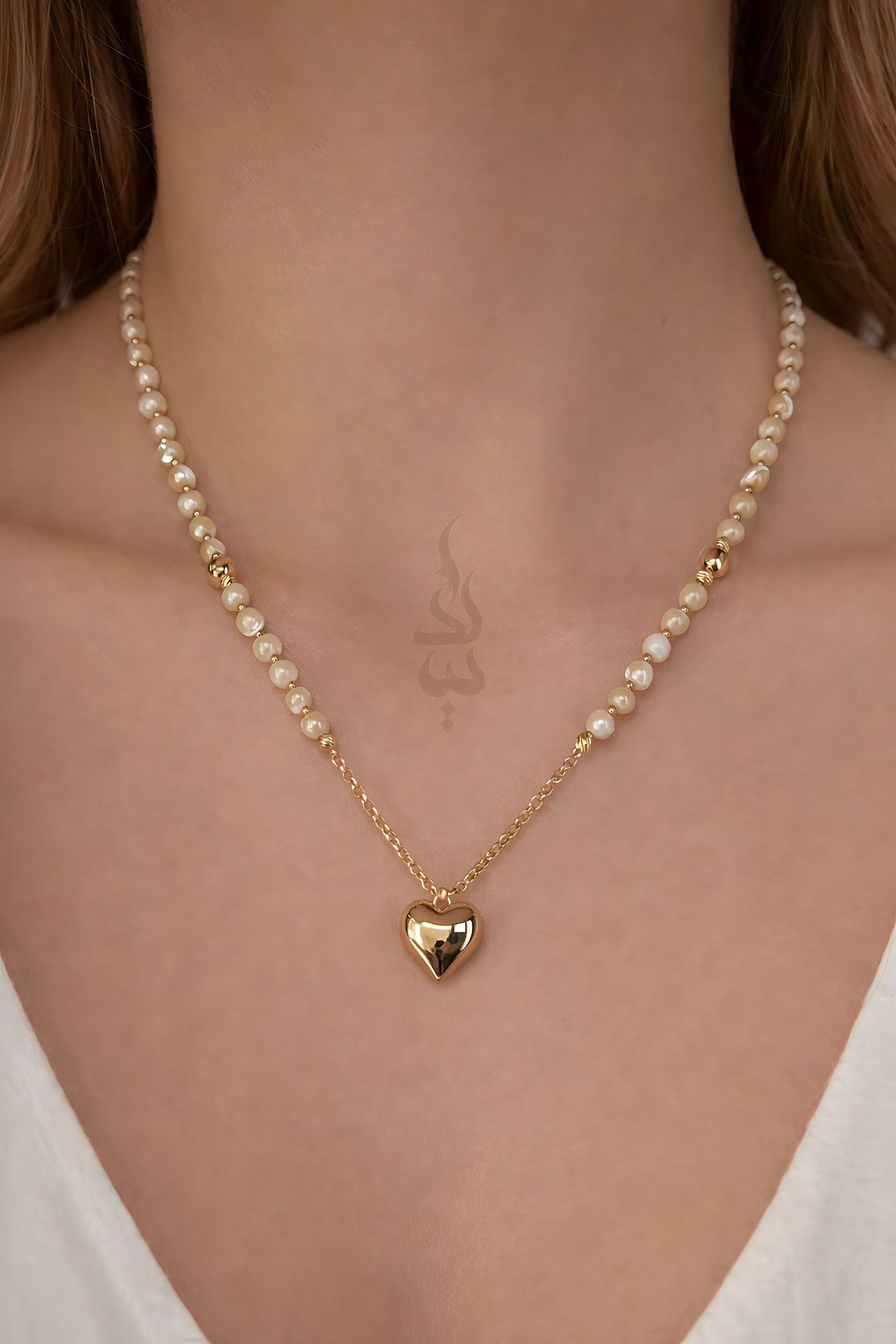 18K gold necklace with a heart pendant crafted with shell