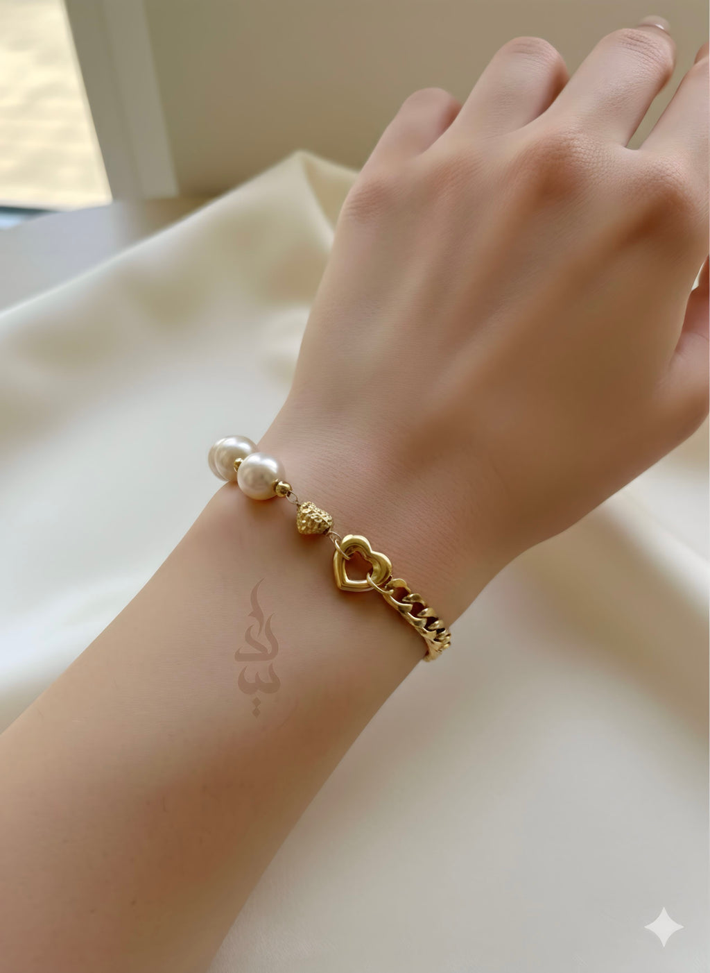 18K gold bracelet with a heart charm crafted with natural pearls
