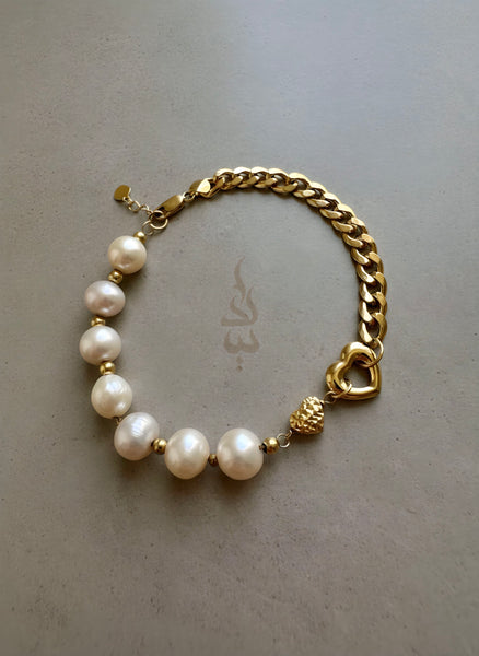 18K gold bracelet with a heart charm crafted with natural pearls