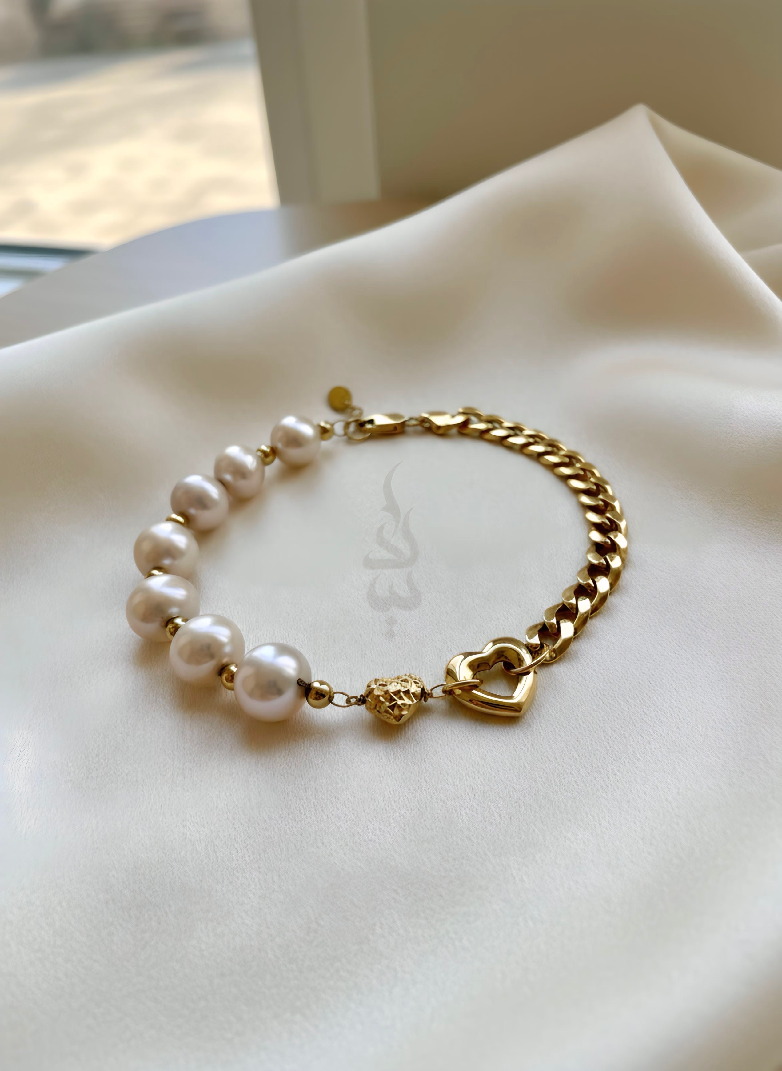 18K gold bracelet with a heart charm crafted with natural pearls