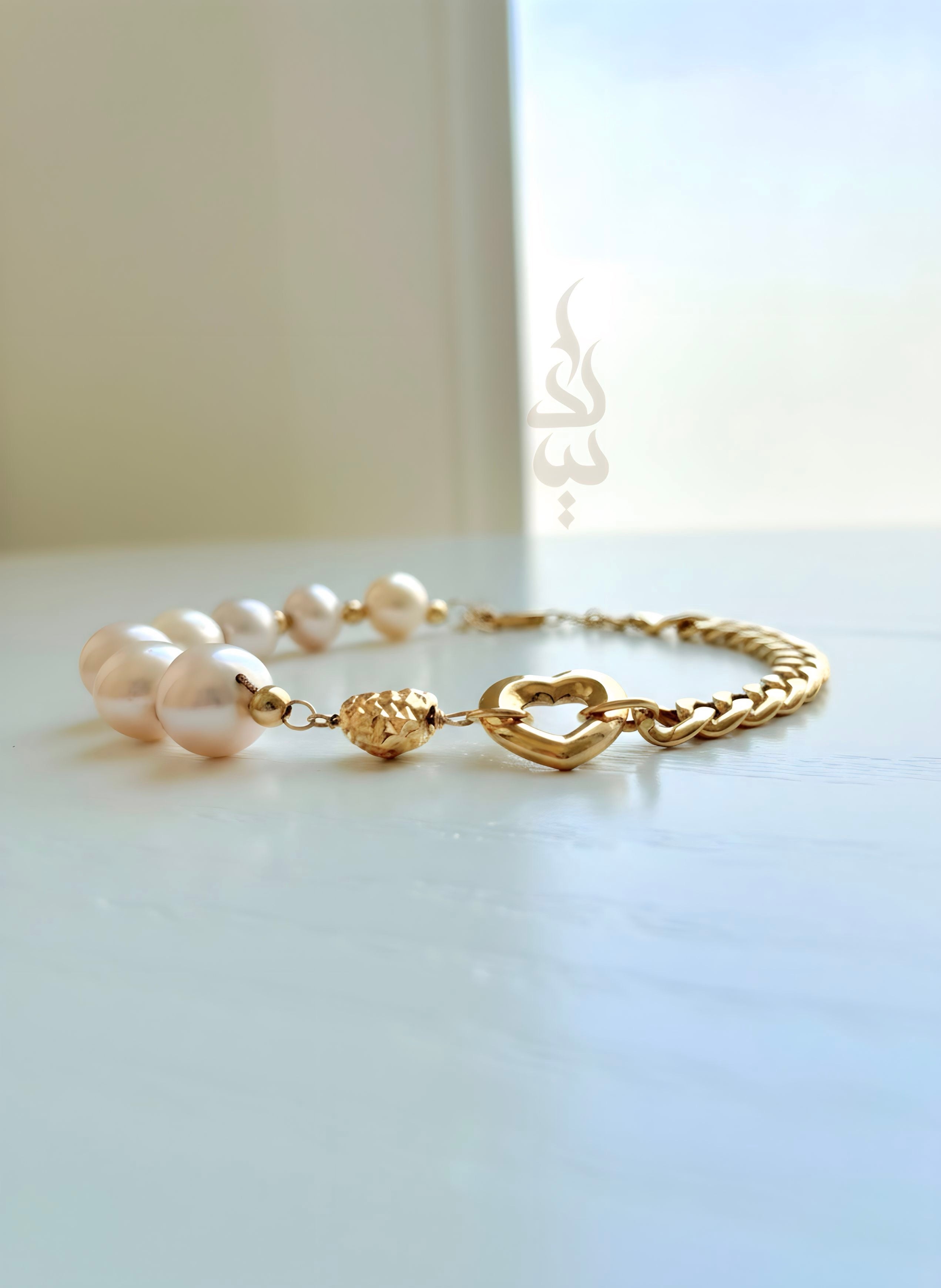 18K gold bracelet with a heart charm crafted with natural pearls