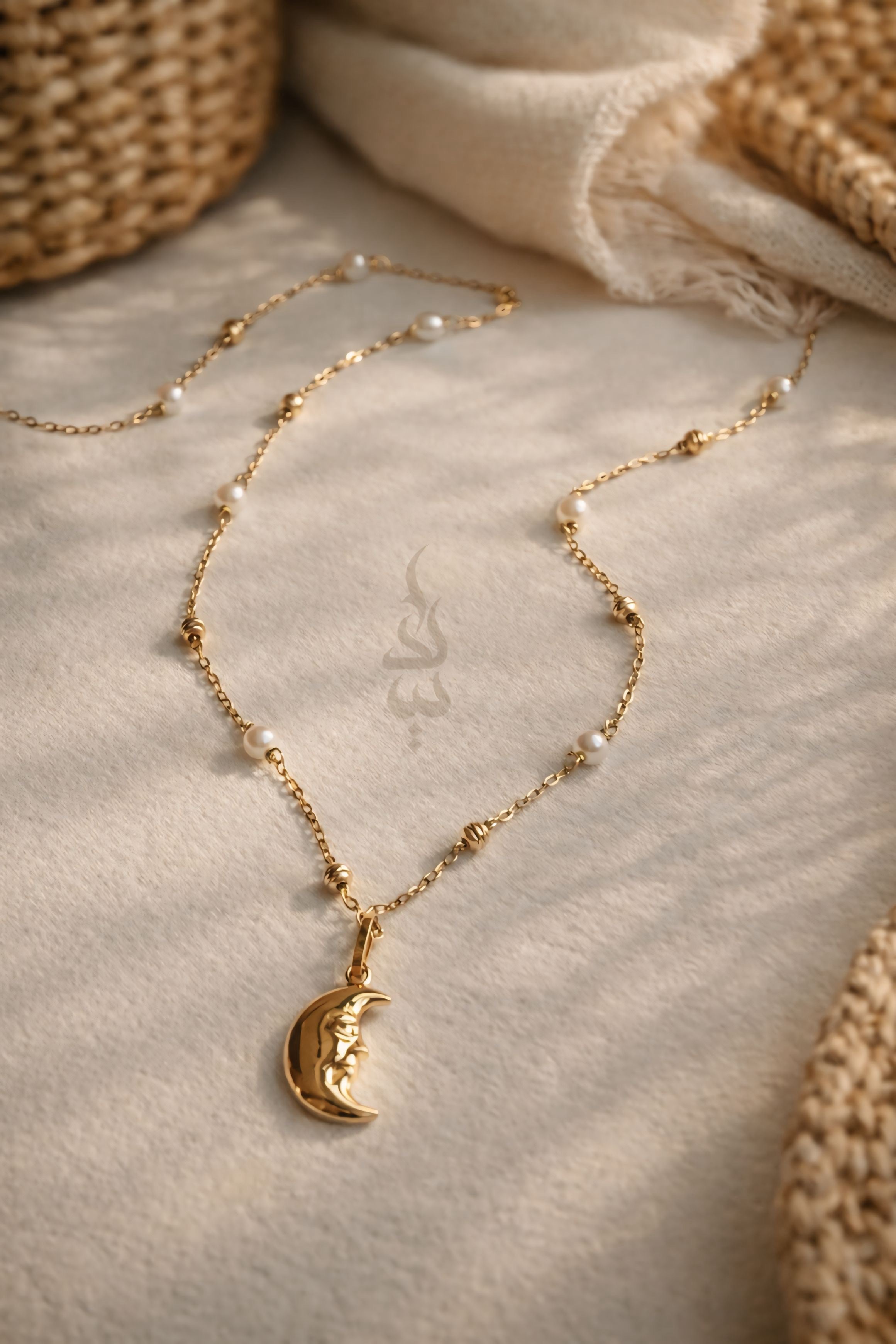 18K gold necklacewith natural pearls and moon pendant