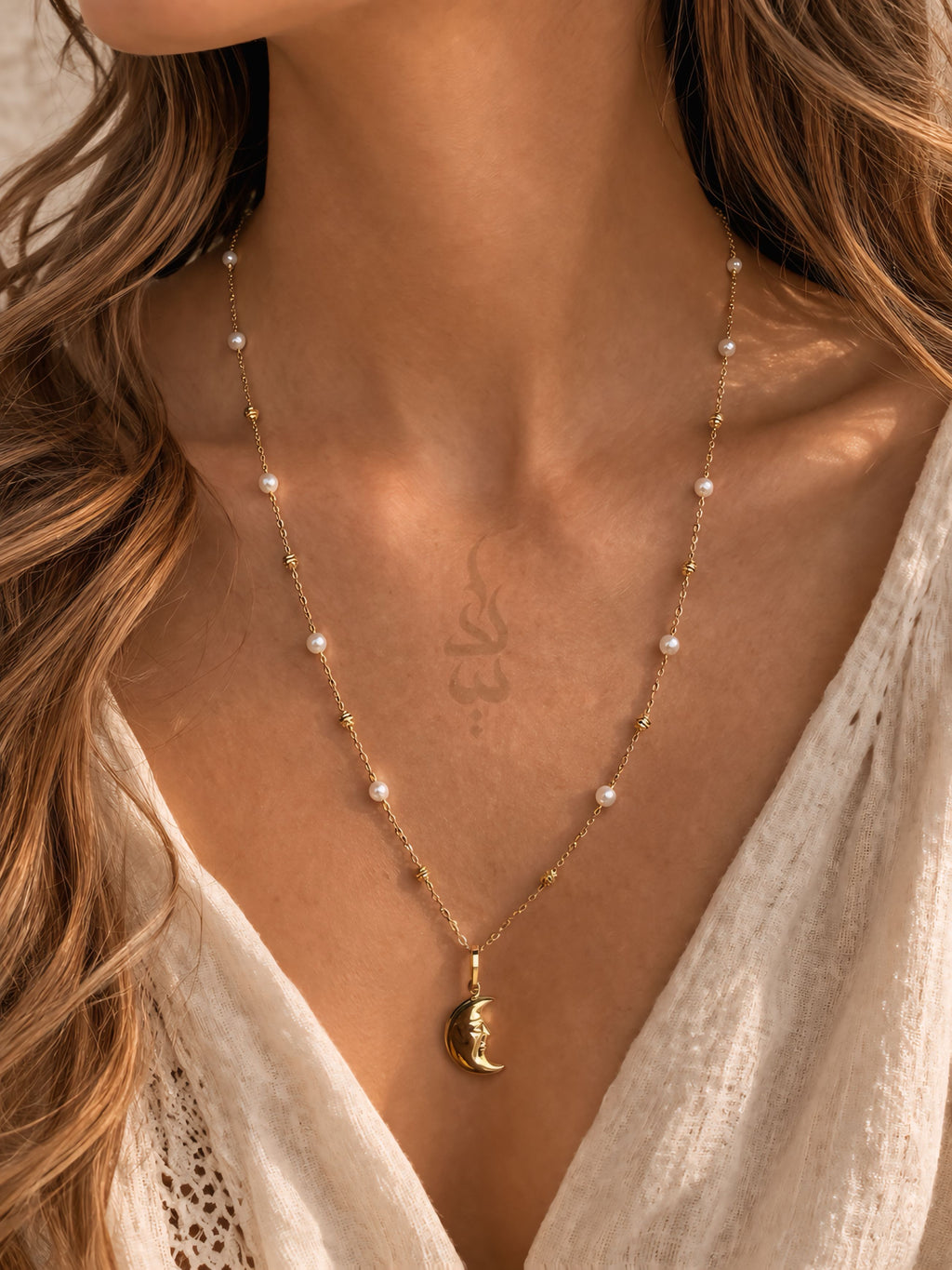 18K gold necklacewith natural pearls and moon pendant