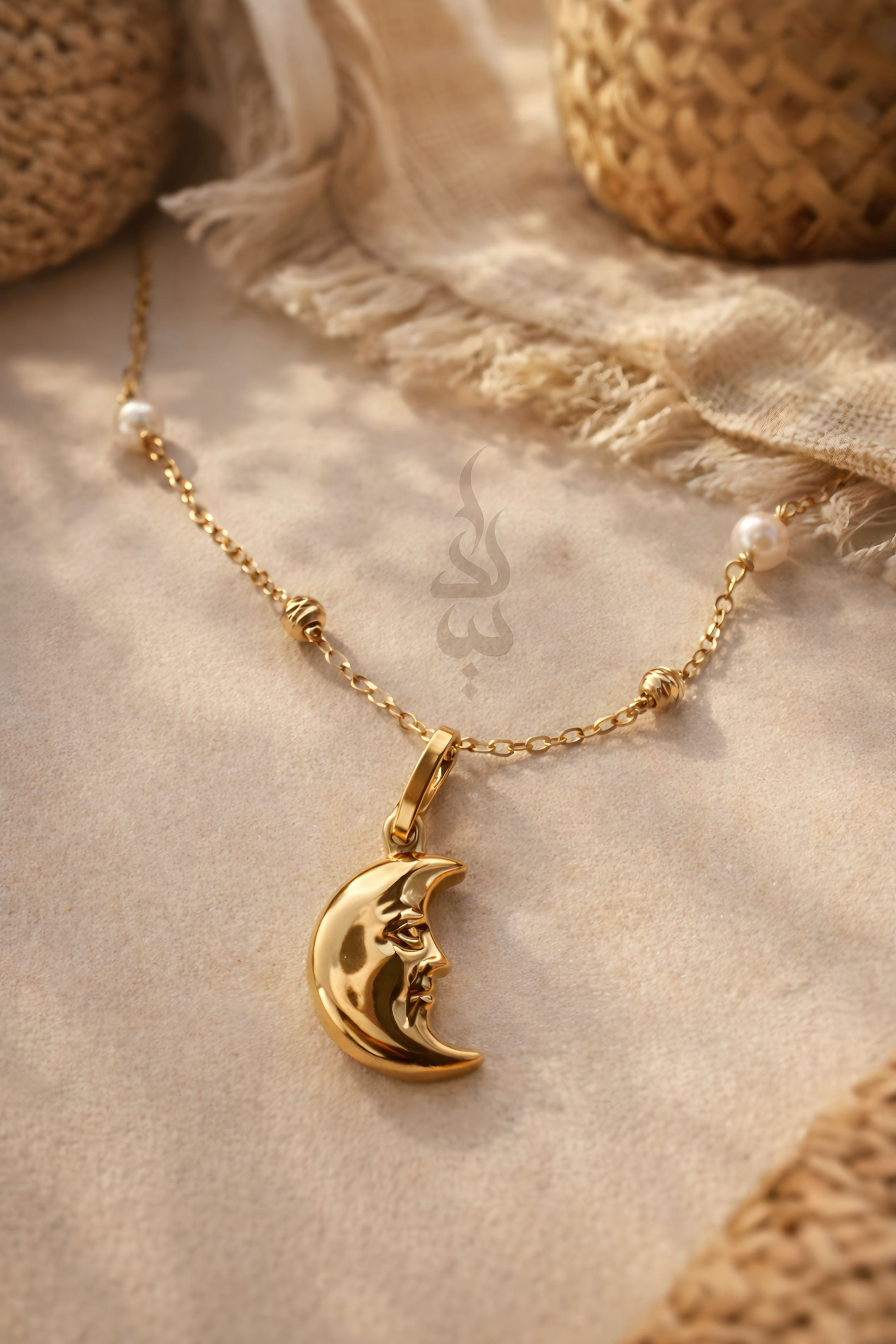 18K gold necklacewith natural pearls and moon pendant