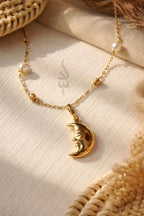18K gold necklacewith natural pearls and moon pendant