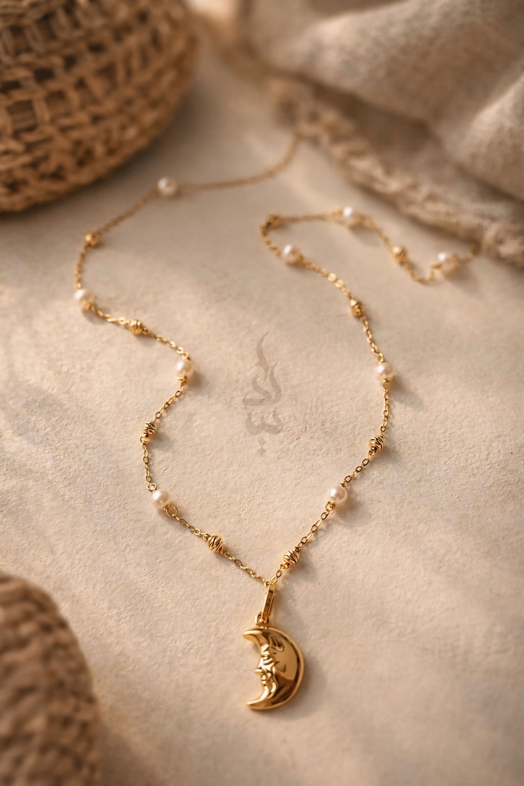 18K gold necklacewith natural pearls and moon pendant